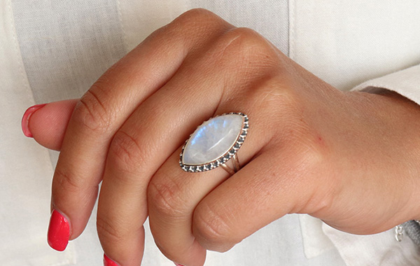 Pourquoi porter un bijou en pierre de lune ?